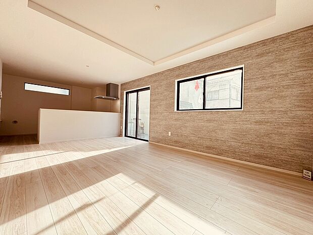 明るいリビングルームは自然と家族が集まるコミュニケーションの場所に