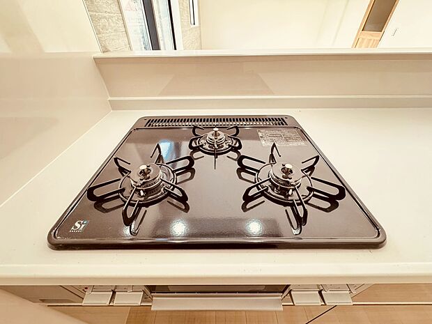 3口ガスコンロでお料理のスピードもUP。効率よくお料理ができますね