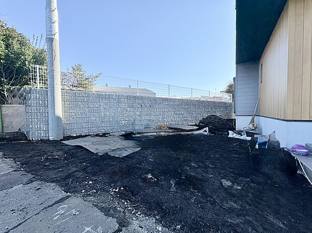 2台分可能なゆとりの敷地。1台の方でもお客様が来られた時に安心です