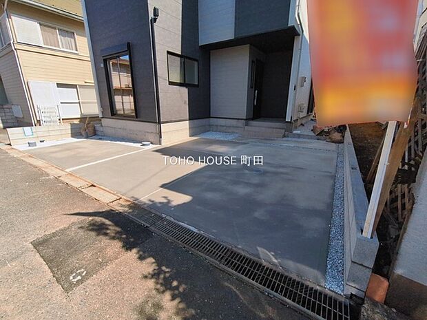 2台分可能なゆとりの敷地。1台の方でもお客様が来られた時に安心です