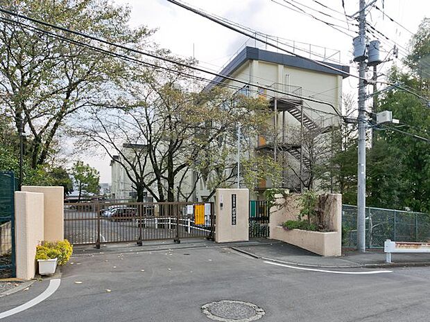 八王子市立椚田中学校まで約550m