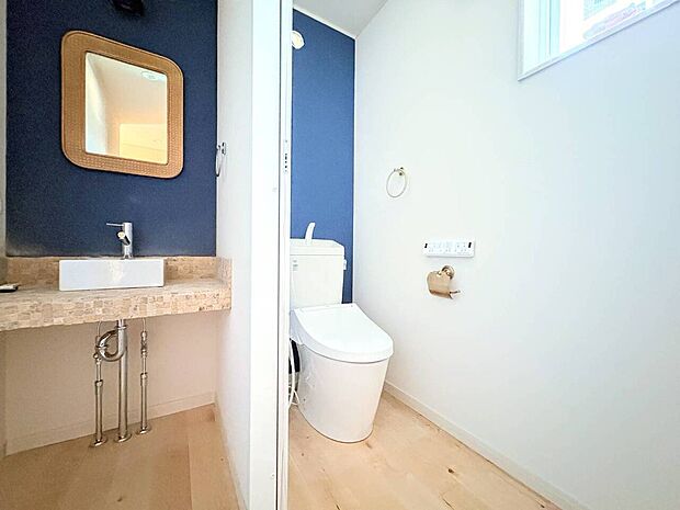 白を基調とした清潔感のあるトイレ空間