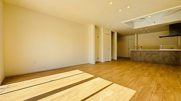 広々としたリビングは、お好みのインテリアで家族団らんの空間に