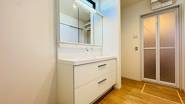 歯ブラシや洗面グッズなども収納できる三面鏡はお手入れも簡単です!