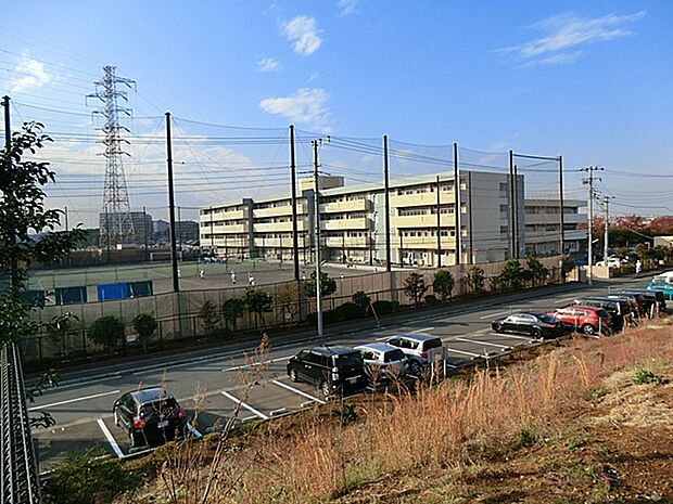 横浜市立東山田中学校 距離約550m