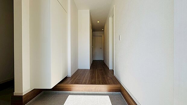 落ち着いた雰囲気の玄関、家族の帰りを暖かく迎えてくれます