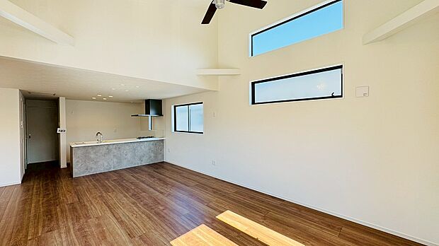 広々としたリビングは、お好みのインテリアで家族団らんの空間に