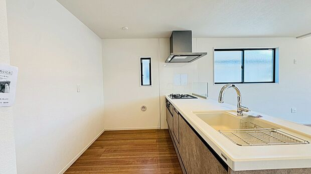 リビングの様子を見渡せる明るい対面キッチンで楽しくお料理出来ますね