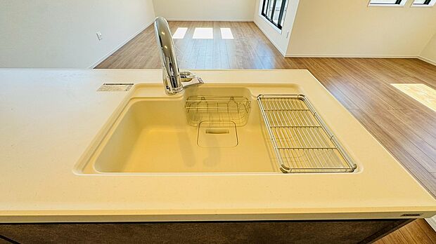 シンプルながらデザイン性のあるグースネックを採用