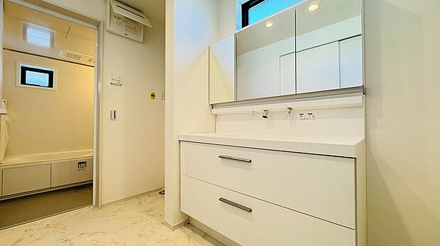 歯ブラシや洗面グッズなども収納できる三面鏡はお手入れも簡単です!