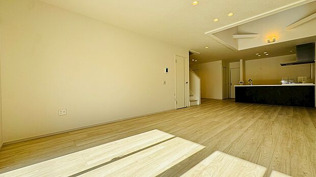 広々としたリビングは、お好みのインテリアで家族団らんの空間に