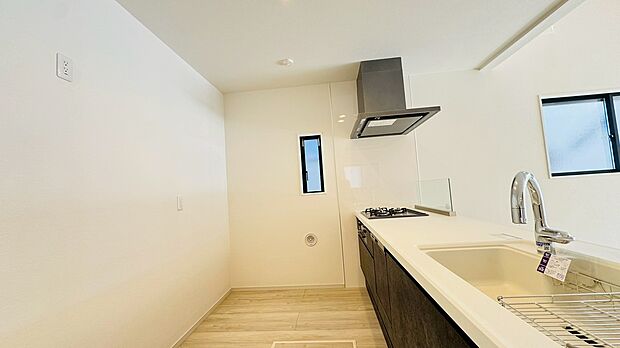 リビングの様子を見渡せる明るい対面キッチンで楽しくお料理出来ますね