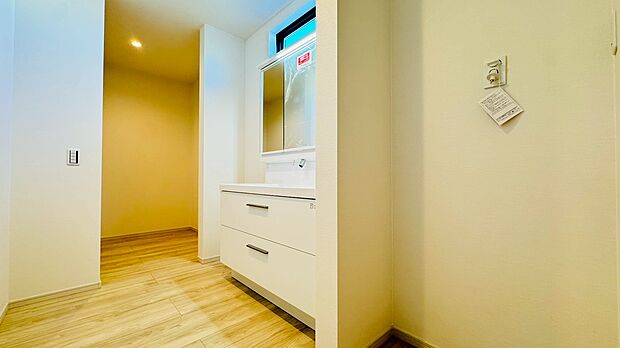 歯ブラシや洗面グッズなども収納できる三面鏡はお手入れも簡単です!