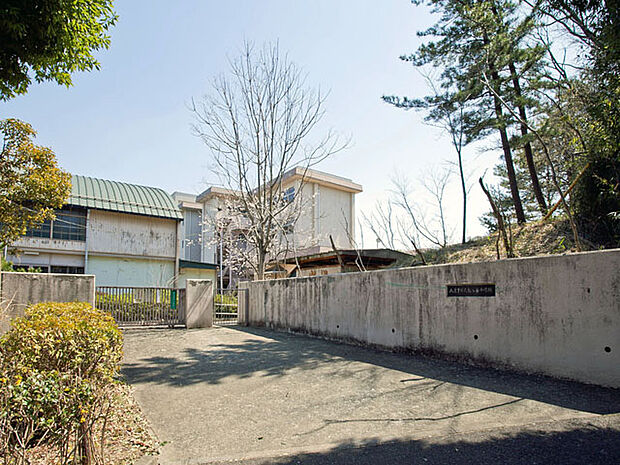 八王子市立松が谷中学校 距離約1200m
