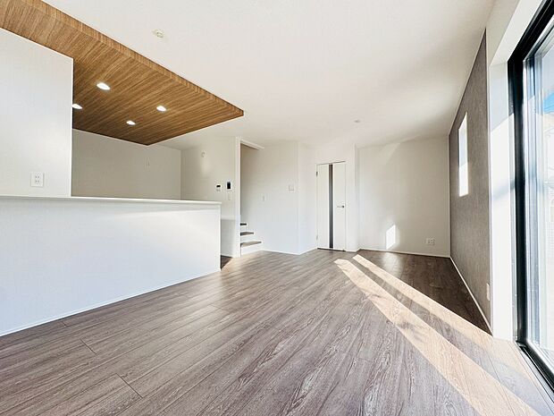 明るいリビングルームは自然と家族が集まるコミュニケーションの場所に