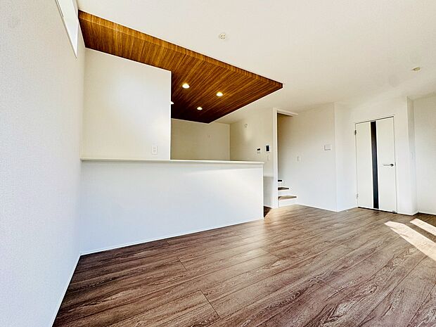 陽光のさしこむ明るいリビングダイニングは家族の大切な場所の一つ