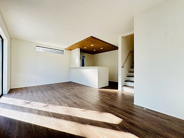 窓からの暖かい陽射しで会話もはずむ明るいリビング