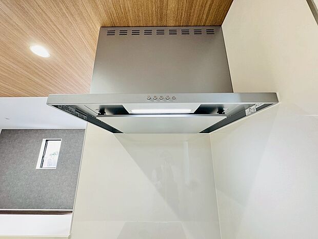 レンジフードは料理中の蒸気や臭い、油煙など効率よく外気へ排出します