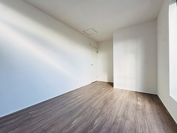 窓のある落ち着いた雰囲気のお部屋