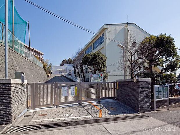 横浜市立藤が丘小学校　距離約350m