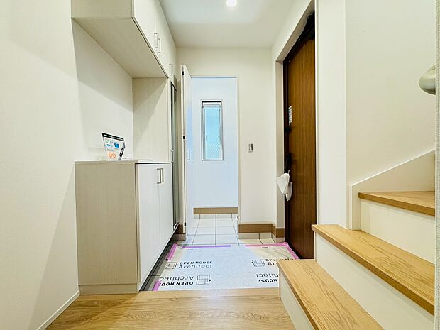 明るさとコントラストを兼ね備えた玄関