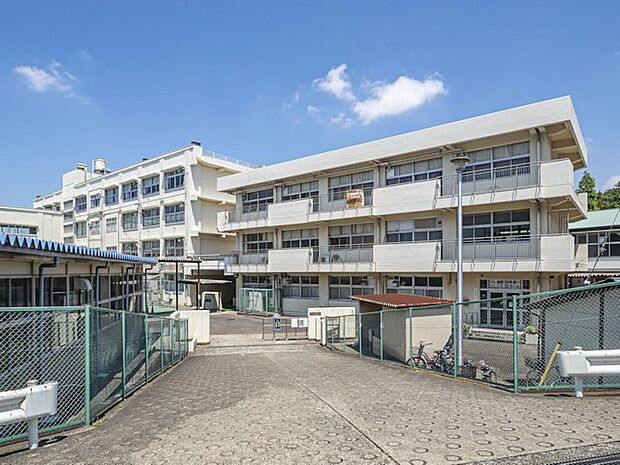 横浜市立東野中学校 距離約1800m