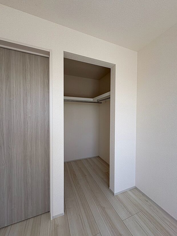 クローゼットのあるシンプルな洋室の一角です