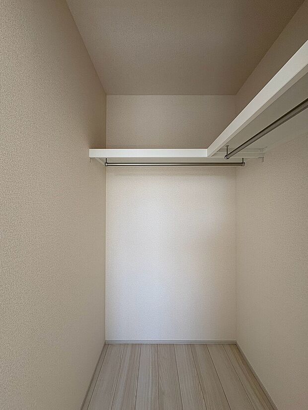 シンプルな収納スペース、上部に棚付き