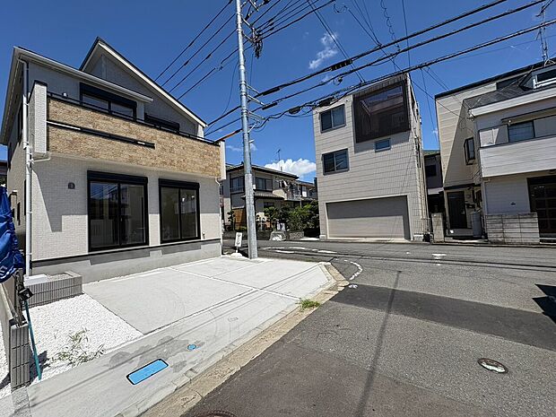 複数の住宅が並ぶ閑静な住宅街の外観