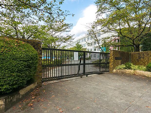 八王子市立長房中学校 距離約1100m