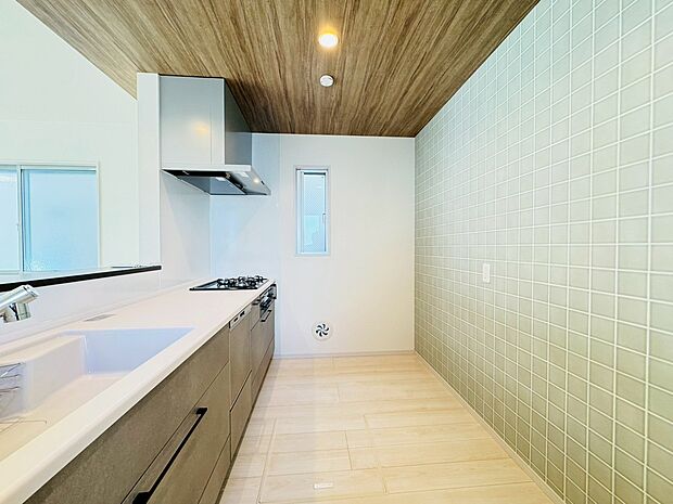 対面キッチンからはリビング全体が見渡せてお子様がいても安心な空間