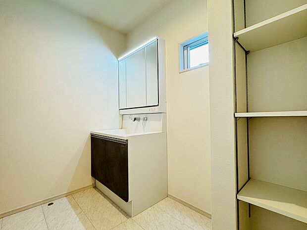 歯ブラシや洗面グッズなども収納できる三面鏡はお手入れも簡単です!