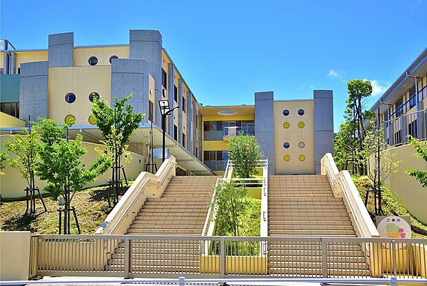 稲城市立南山小学校まで約600m