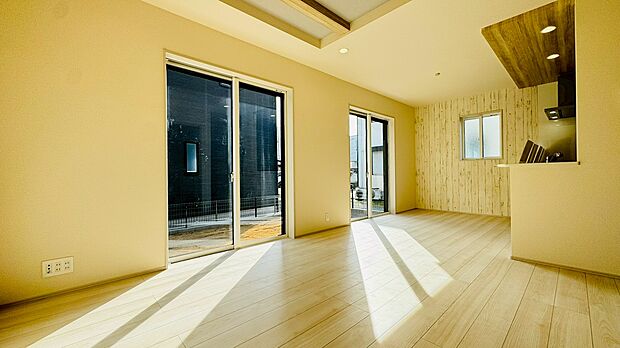 明るいリビングルームは自然と家族が集まるコミュニケーションの場所に