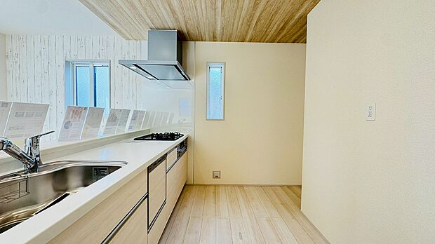 対面キッチンからはリビング全体が見渡せてお子様がいても安心な空間