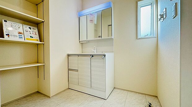 歯ブラシや洗面グッズなども収納できる三面鏡はお手入れも簡単です!