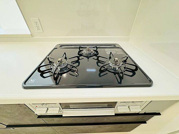 3口ガスコンロでお料理のスピードもUP。効率よくお料理ができますね