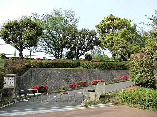 鳶尾中央公園　距離約120m