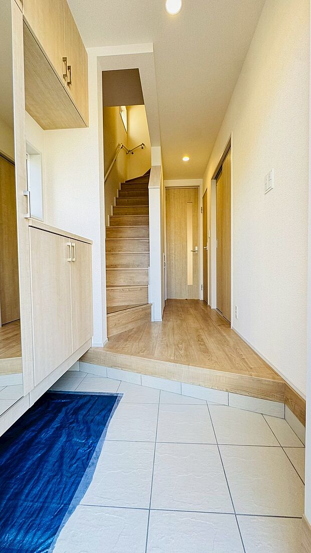 落ち着いた雰囲気の玄関、家族の帰りを暖かく迎えてくれます