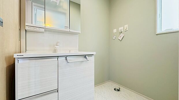 歯ブラシや洗面グッズなども収納できる三面鏡はお手入れも簡単です!