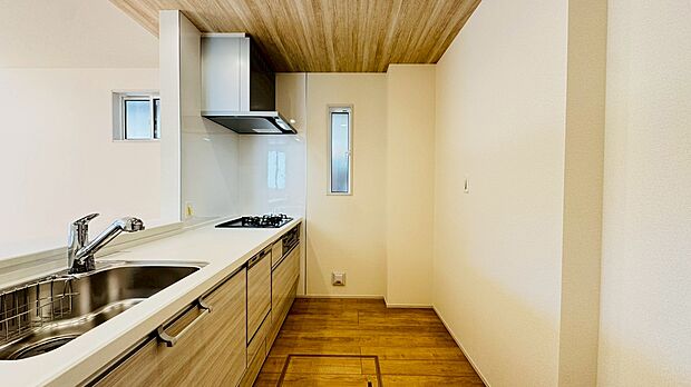 対面キッチンからはリビング全体が見渡せてお子様がいても安心な空間