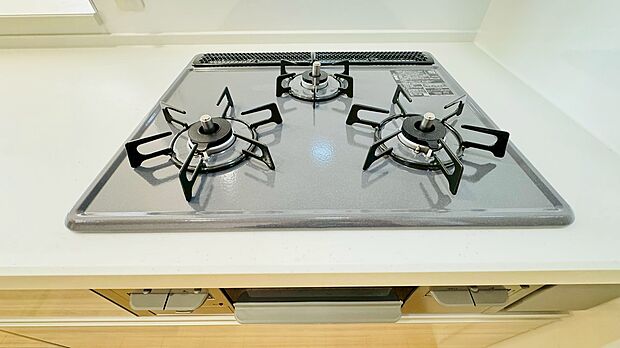 3口ガスコンロでお料理のスピードもUP。効率よくお料理ができますね