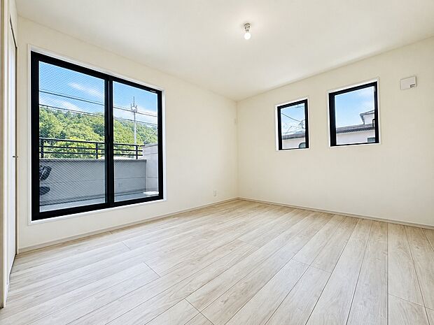 日当たりのよいお部屋はバルコニーへの出入りもできます