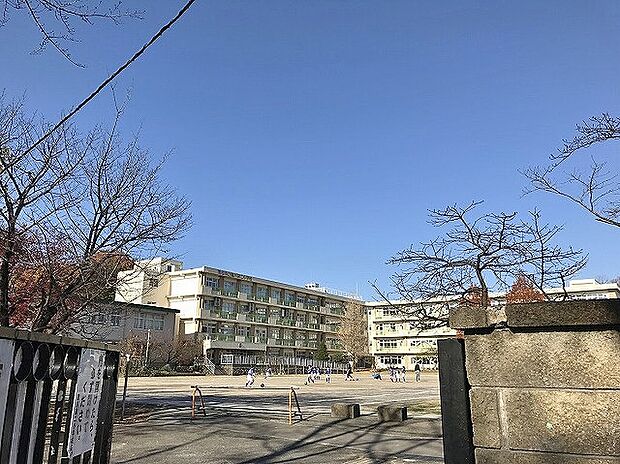 町田市立鶴川第二小学校　距離約670m