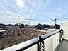 バルコニー：バルコニーから見える広い畑と遠くの住宅街の眺望