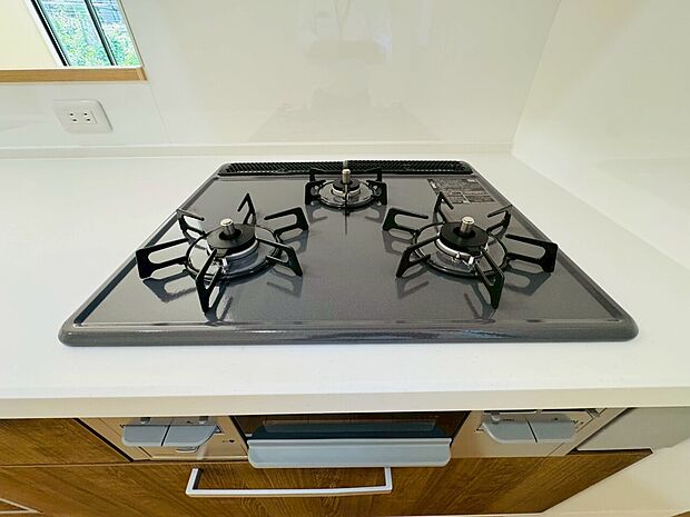 3口ガスコンロでお料理のスピードもUP。効率よくお料理ができますね