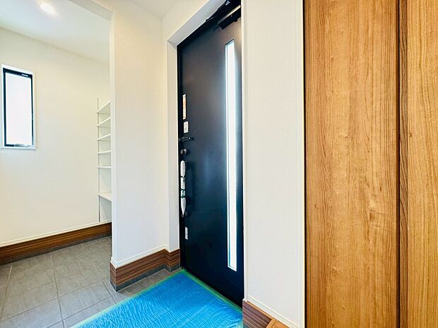明るさとコントラストを兼ね備えた玄関