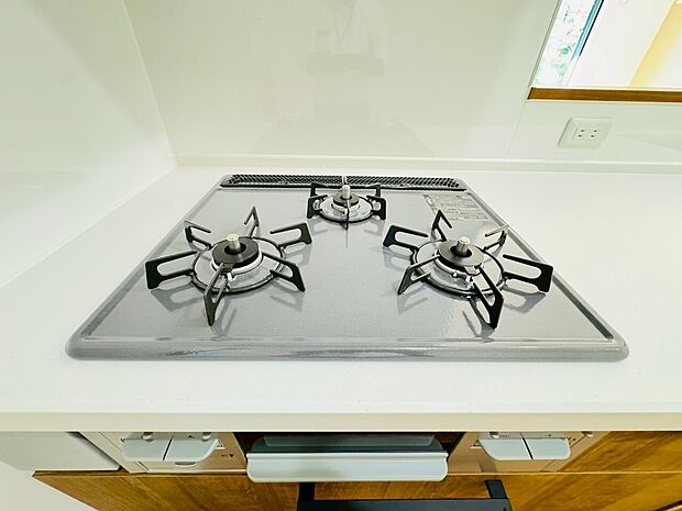 3口ガスコンロでお料理のスピードもUP。効率よくお料理ができますね