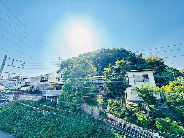 バルコニーからは建物に邪魔されない、広々とした青空が臨めます