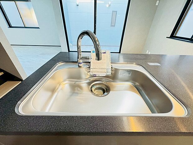 シンプルながらデザイン性のあるグースネックを採用
